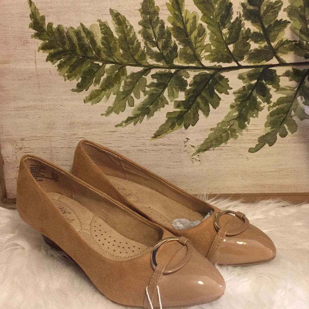 Dexflex tan office pumps with memory foam insoles